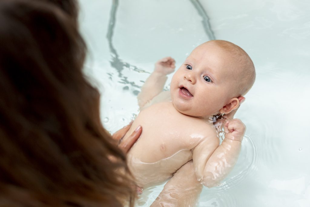 Inverno Aconchegante: Cuidados Essenciais para Garantir o Bem-Estar do Seu Bebê nos Dias Frios 1 bebe banho 1024x683 1