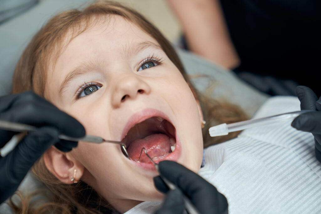 Saúde Bucal Infantil: O Cuidado que Começa Antes Mesmo dos Primeiros Dentes 1 dentist examining condition teeth little patient 1